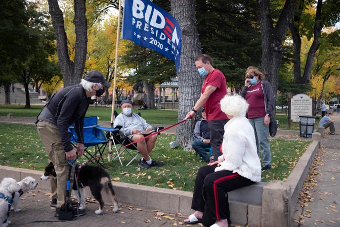 Des passants débatent avec des soutiens de Joe Biden, à Prescott, en Arizona, le 3 novembre.