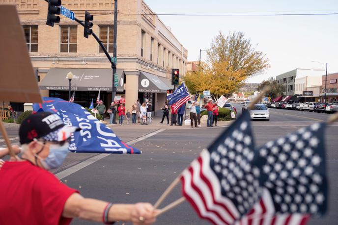 Les partisans de Trump manifestent leur soutien au président, dans le centre-ville de Prescott, en Arizona, le 3 novembre.