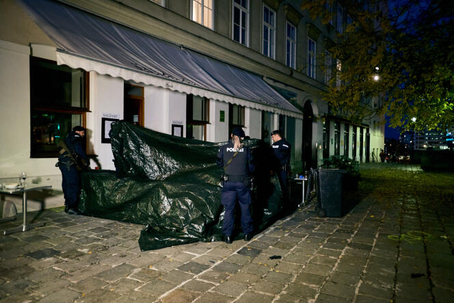 La police devant le pub où a eu lieu l’attaque terroriste, à côté de la Ruprechtsplatz, à Vienne, le 3 novembre.