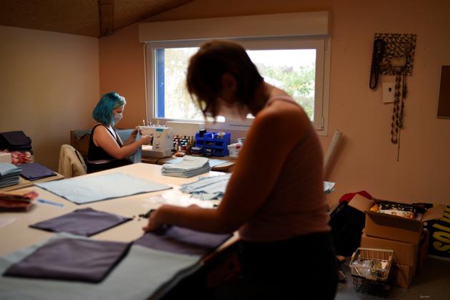 L’atelier de couture de l’association Atipic dans la ville de Colombelles (Calvados) où a été mis en place un dispositif « Zéro chomeurs ».