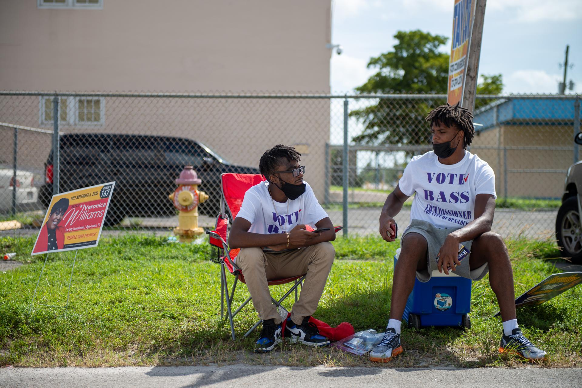 Tejon et Allton, 23 ans, tous deux électeurs démocrates, à Opa-Locka, près de Miami, le 3 novembre.