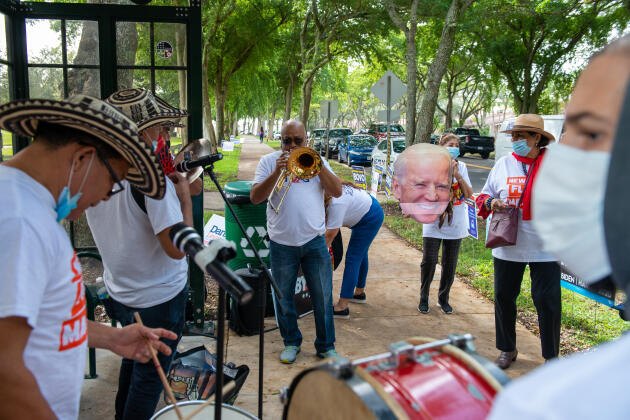 Des militants démocrates jouent de la musique et dansent, à proximité du bureau de vote du quartier de Miami Lakes, à Miami, en Floride, le 3 novembre 2020.