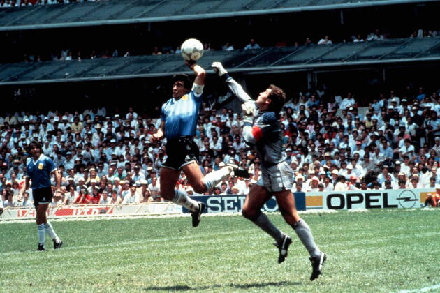 La « Main de dieu », en quart de finale du Mondial mexicain, le 22 juin 1986, face au gardien anglais Peter Shilton.