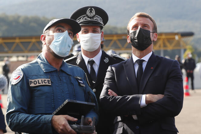 Le président de la République, Emmanuel Macron, assiste à une présentation de drône à la frontière espagnole, au Perthus, le 5 novembre 2020.