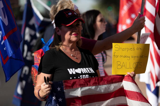 Partisans de Donald Trump protestant contre l’usage de marqueurs Sharpie au cours du scrutin du 3 novembre, à Phoenix (Arizona), jeudi 5 novembre.
