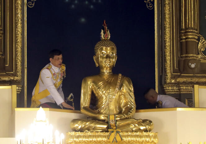 Le roi de Thaïlande Rama X se tient à côté d’une statue bouddhiste géante alors qu’il préside les rites religieux lors d’une cérémonie à Bangkok, le 10 octobre.