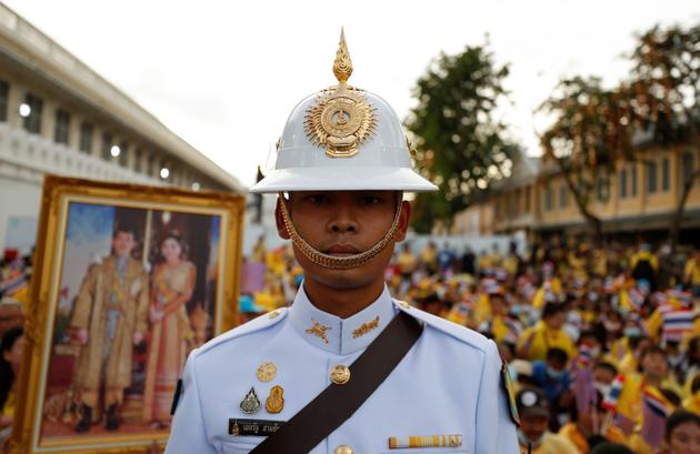 Un membre de la garde royale thaïlandaise avant une cérémonie religieuse, au Grand Palais de Bangkok, en Thaïlande, le 1er novembre.