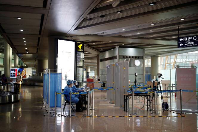 Un point de contrôle Covid à l’aéroport de Pékin, le 16 juin.