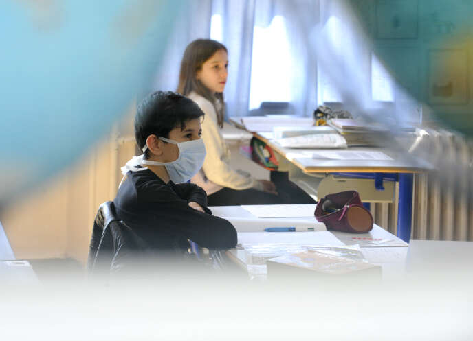 Un élève d’école élémentaire masqué en classe le 12 mai, à Villers-lès-Nancy (Meurthe-et-Moselle.