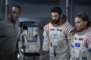 De gauche à droite : Ato Essandoh (Kwesi), Ray Panthaki (Ram) et Hilary Swank (Emma Green) dans la série « Away » (2020).