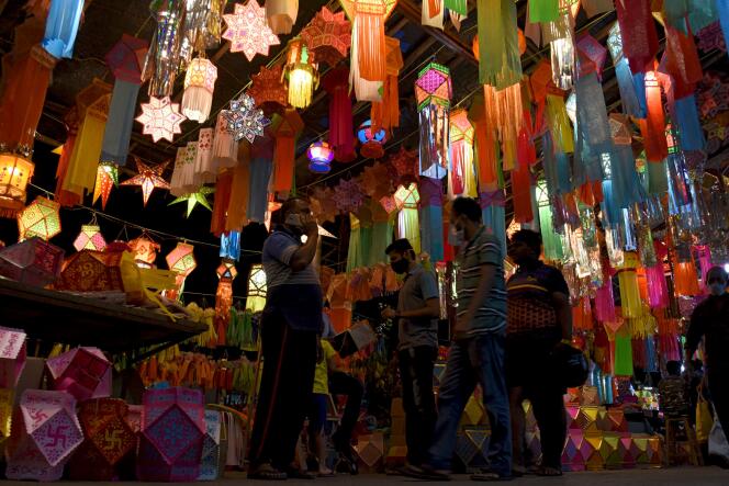 Achat de lampes en papier en préparation de Divali, la fête des lumières, le 5 novembre à Bombai.