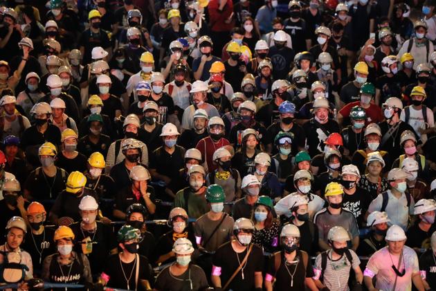 Des manifestants pro-démocratie marchent vers l’ambassade d’Allemagne, pays où Rama X passe beaucoup de temps, à Bangkok, le 26 octobre.