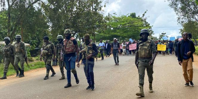 Manifestation à Kumba, dans la région anglophone du Sud-Ouest, au lendemain de l’assassinat, le 24 octobre 2020, de sept élèves en pleine classe.