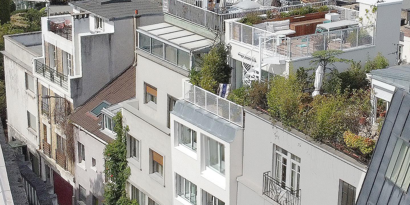 Architecture : une maison-tube de sept étages perchée sur la butte ...