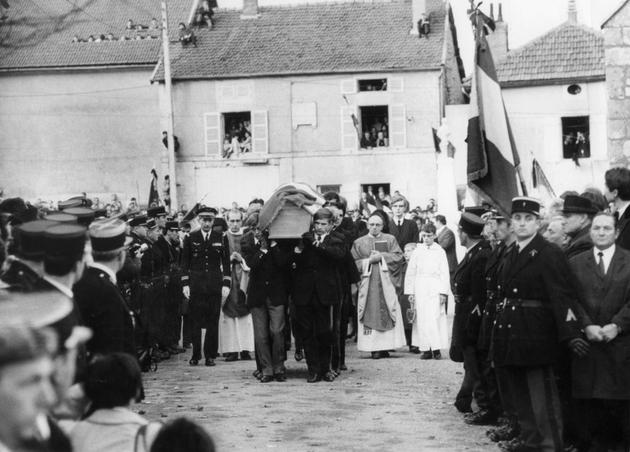 Le cortège funèbre du général de Gaulle, à Colombey-les-Deux-Eglises (Haute-Marne), le 12 novembre 1970.