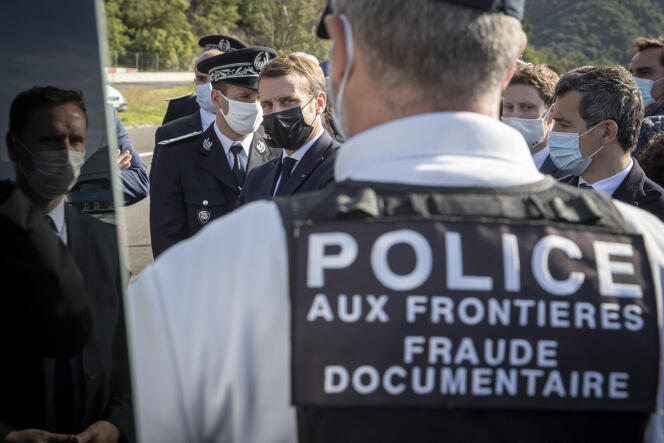 Emmanuel Macron en visite à la zone frontalière du Perthus (Pyrénées-Orientales), le 5 novembre.