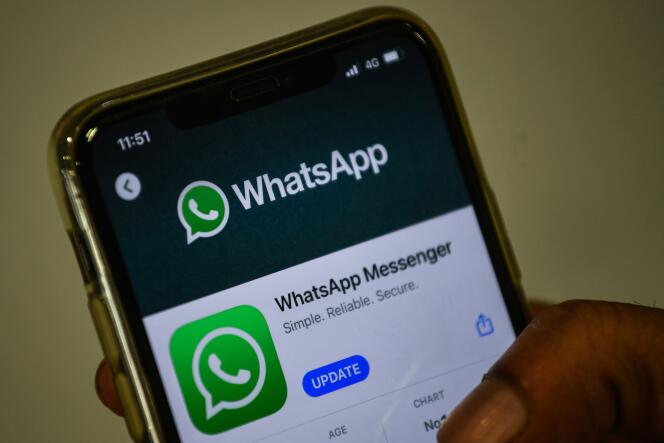 Un utilisateur de WhatsApp met à jour l’application, à Mumbai (Inde), en novembre 2020.