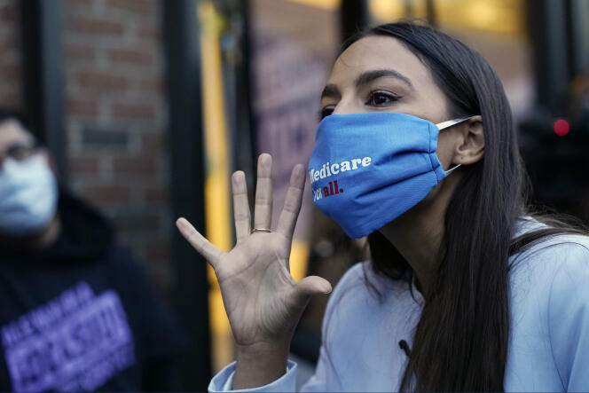La représentante démocrate de New York, Alexandria Ocasio-Cortez, devant son bureau établi dans le quartier du Bronx, le 3 novembre.