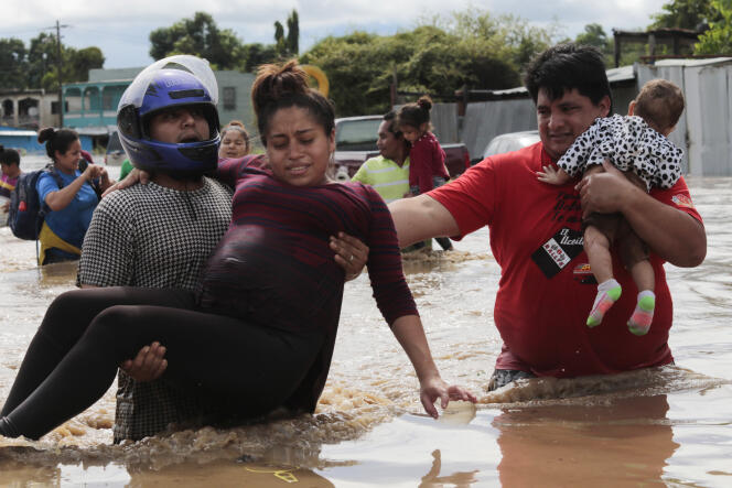 Les autorités ont placé le pays en alerte rouge (maximale) et le président hondurien a ordonné à l’armée de mobiliser ses hélicoptères et ses barques pour évacuer les populations sinistrées.