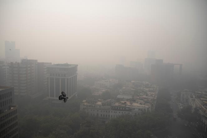 Un épais brouillard de pollution, alimenté par la fumée d’incendies agricoles, recouvre New Delhi, le 4 novembre 2020.