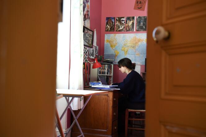 Une étudiante en train de suivre les cours du CNED dans sa chambre, à Chisseaux, en mars 2020.
