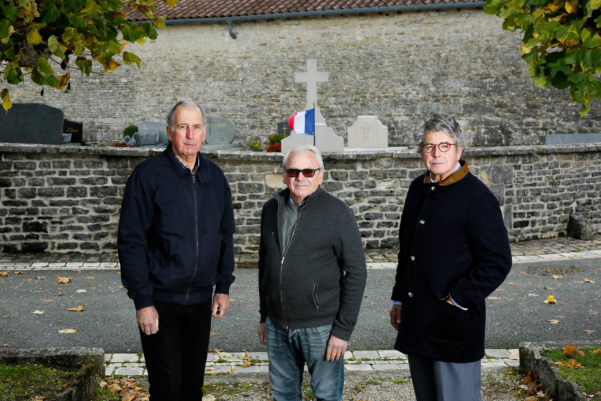 Claude Roethlisberger, Yves Consigny et Gérard Natali, à Colombey-les-Deux-Eglises (Haute-Marne), le 28 octobre.
