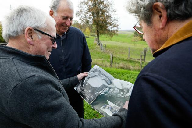 Les anciens porteurs regardent une photo d'eux dans le magazine Paris Match, au moment de l'enterrement, à Colombey-les-Deux-Eglises, le 28 octobre.