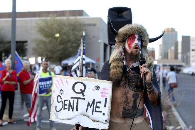 « Q m’a envoyé », proclame ce manifestant pro-Trump lors d’une manifestation à Phoenix, en Arizona, le 5 novembre.