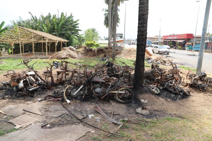 Une dizaine de motos calcinées à Yamoussoukro après des violences, début novembre 2020.