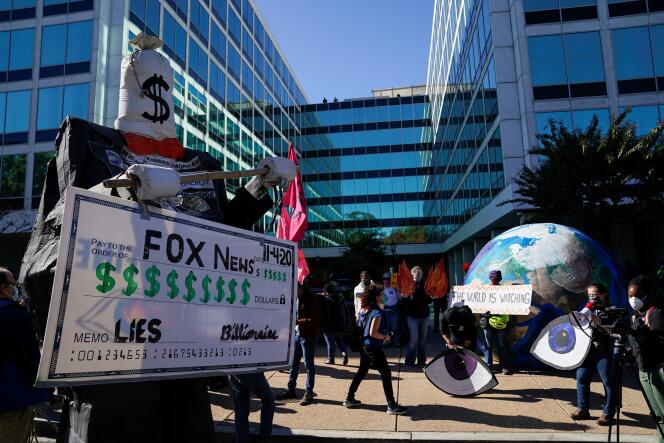 Des manifestants se regroupent devant le siège de la chaîne de télévision Fox News, à Washington DC, après l’élection présidentielle, le 4 novembre.