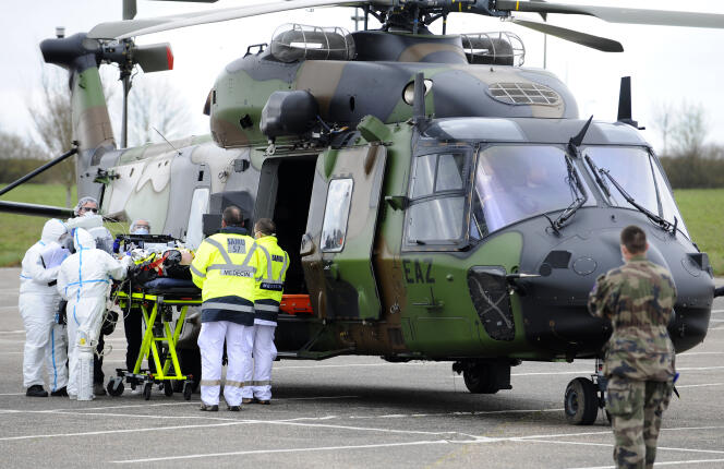 Un patient est sur le point d’être évacué en hélicoptère, à côté de l’hôpital Mercy (CHR Metz), en Moselle, le 29 mars.