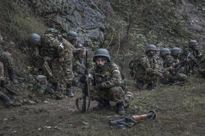 Haut-Karabakh, le 6 novembre 2020

Des soldats karabakhtsis entre Chouchi et Stepanakert, sur la route exposée au snipers et à l'artillerie azerbaïdjanaise.

Photo Laurent Van der Stockt pour Le Monde