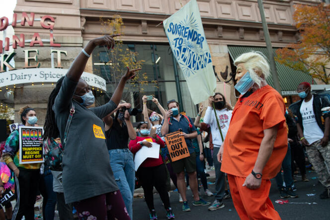 Un manifestant, déguisé à l'effigie de Donald Trump et portant l'habit orange des prisonniers danse , à Philadelphie (Pennsylvanie), le 6 novembre.