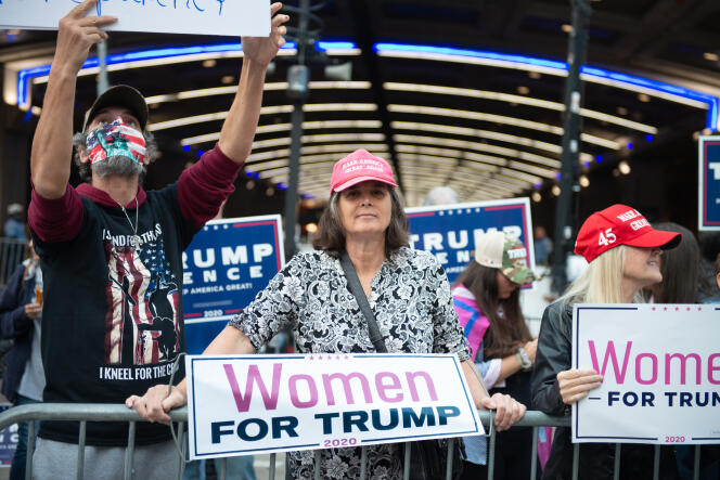 Des manifestants républicains pro Trump sont réunis devant le Convention Center de Philadelphie (Pennsylvanie), le 6 novembre.