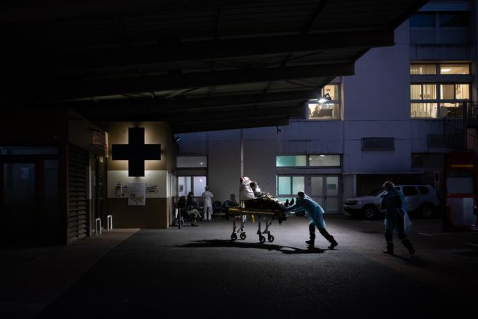 Un malade en détresse respiratoire est amené aux urgences de l'hôpital de Grenoble (Isère), le 2 novembre.