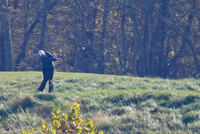 Donald Trump joue au golf, au lendemain de l’annonce de sa défaite à sa réélection, au Trump National Golf Club de Sterling (Virginie), le 8 novembre.