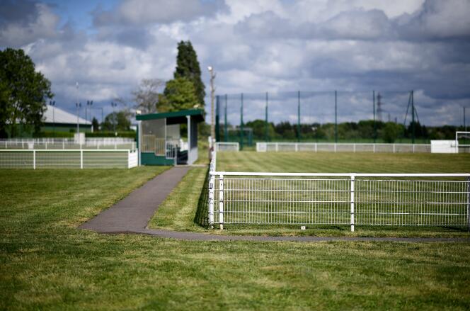 Le terrain de football du club de football amateur « FC Parisis » au centre d’entraînement du club, à Herblay, près de Paris, au 45e jour de confinement en France, le 30 Avril.
