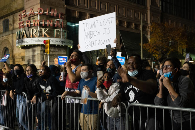 Des partisans de Joe Biden font face à des manifestants pro-Trump, devant le centre où a eu lieu le comptage des votes, à Philadelphie, le 7 novembre.