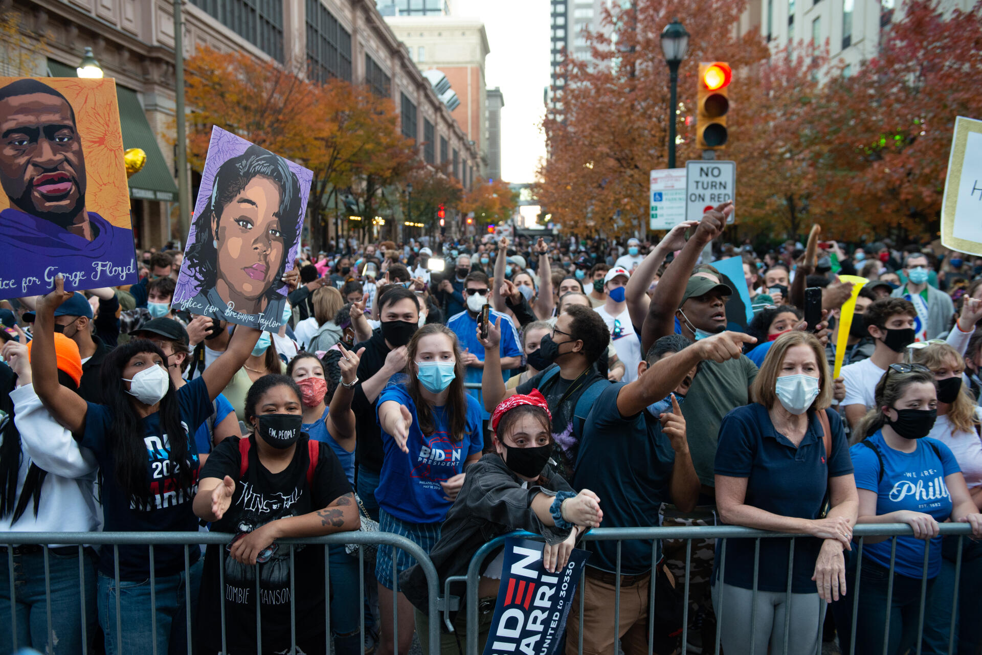 Des supporteurs de Joe Biden font face à des pro-Trump devant le Convention Center où a lieu le comptage des votes. Les résidents de Philadelphie célèbrent la victoire du candidat démocrate.