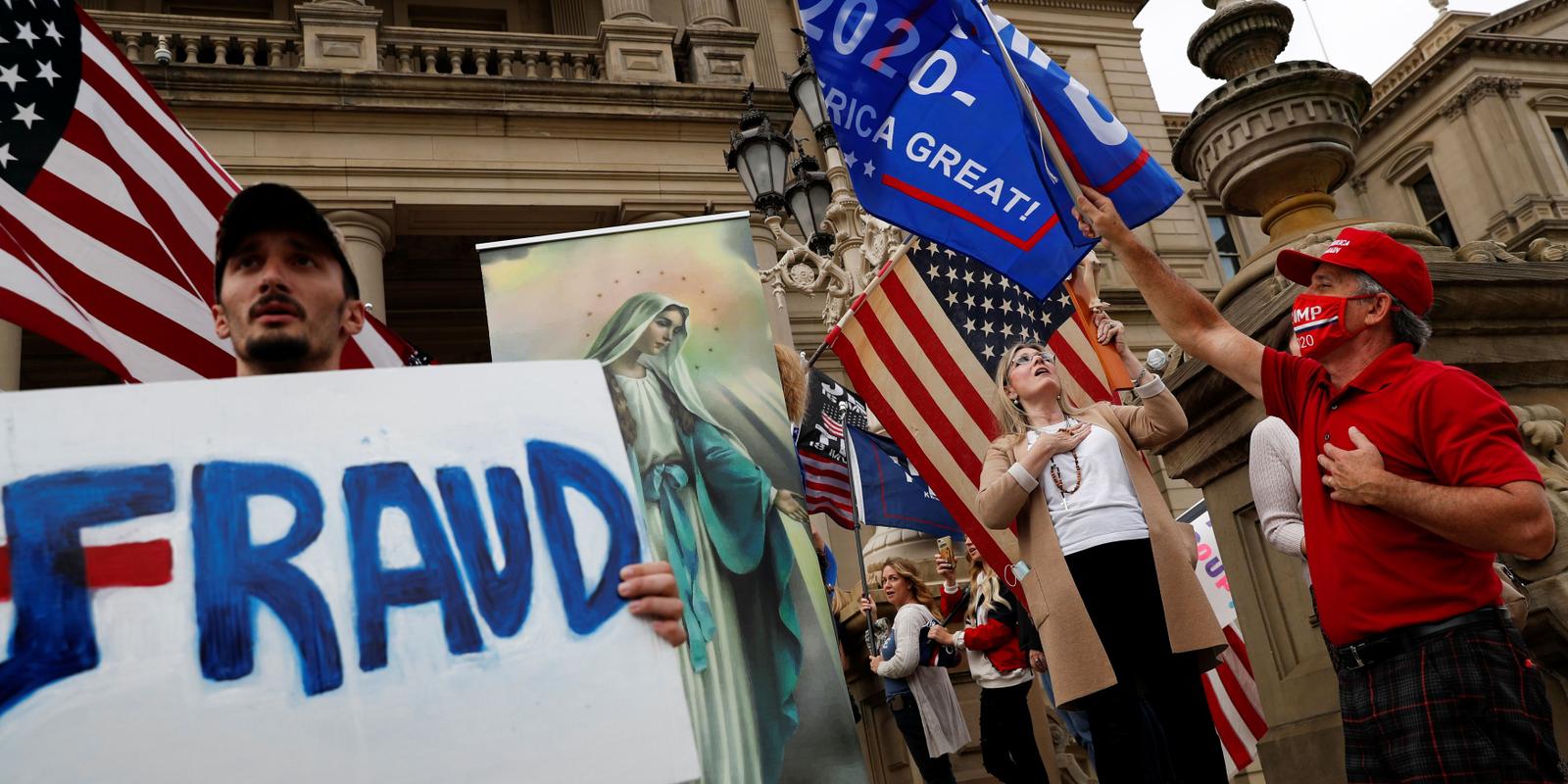 Des manifestants se rassemblent devant le bâtiment du Capitole de l’État après que l’ancien vice-président Joe Biden ait été déclaré vainqueur de l’élection présidentielle américaine de 2020, à Lansing, Michigan, États-Unis, le 8 novembre.