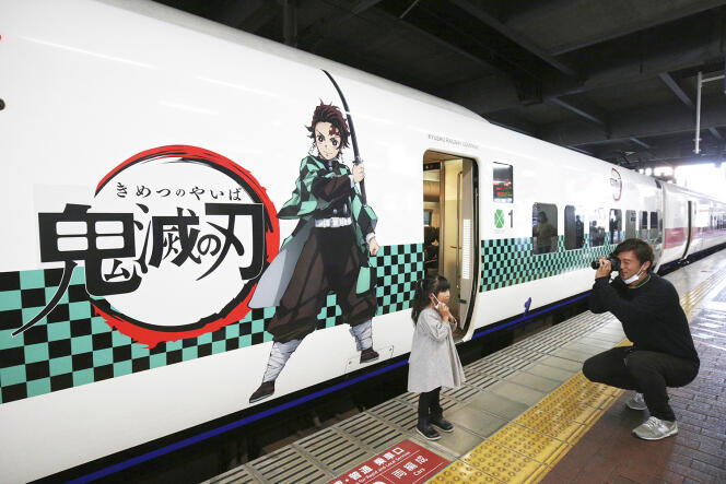 Tanjiro Kamado, héros du film, s’affiche jusque sur les trains de la compagnie ferroviaire JR Kyushu, le 27 octobre, à Fukuoka (Japon).