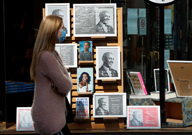 Après Michelle Obama, il y a deux ans, au tour de son époux de publier ses Mémoires, ici photographiées dans une vitrine à Newcastle (Royaume-Uni), le 18 septembre.