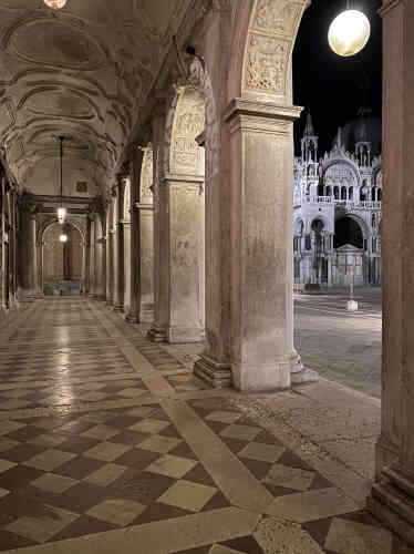 « Seule, émue, j’avance sous les arcades construites par le célèbre Sansovino, vers l’entrée de la bibliothèque Marciana. A ma droite, la basilique qui trône ».