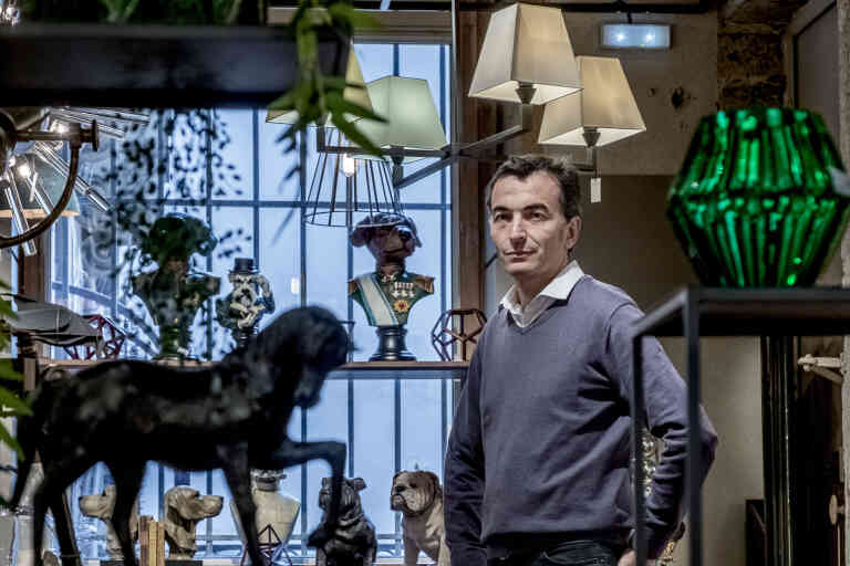 Lyon le 6 novembre 2020.
Bertrand Guyot, directeur du magasin de meubles et décoration Benoit-Guyot dans le deuxième arrondissement.
