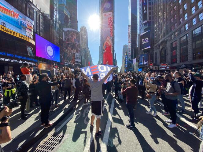 Manifestations de joie à l’annonce de la victoire de Joe Biden à la présidence des Etats-Unis, à Times Square, à New York, le 7 novembre.