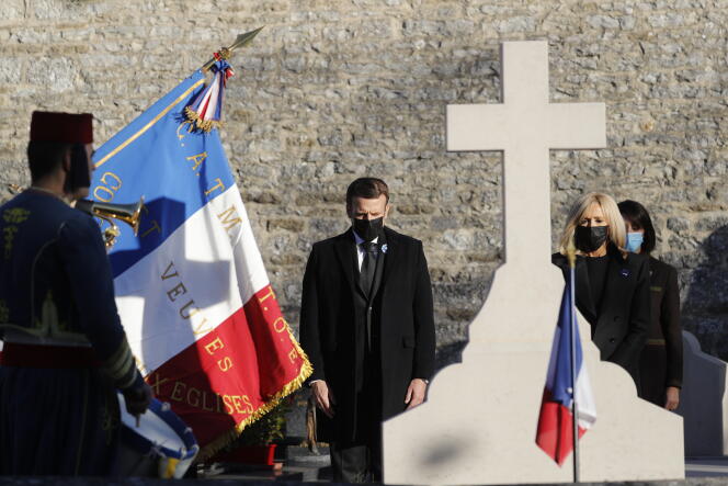 Emmanuel Macron rend hommage  à l’esprit de De Gaulle lors de la cérémonie du 50e anniversaire de la mort du général, à Colombey-les-Deux-Eglises, le 9 novembre.