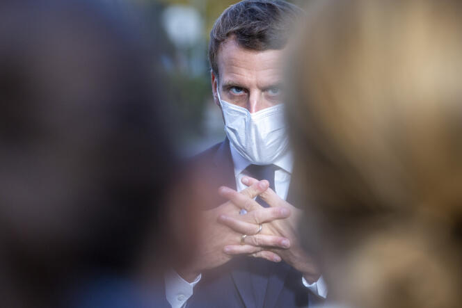 Emmanuel Macron après une réunion  avec des représentants du personnel soignant au centre hospitalier René Dubos à Pontoise, le 23 octobre.
