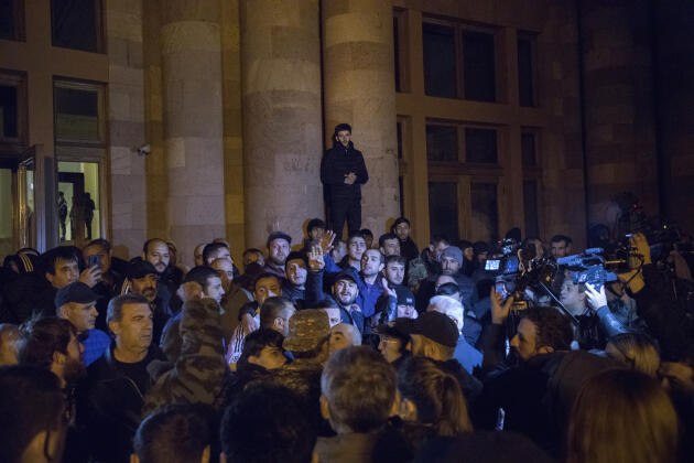 Manifestation à Erevan, le 10 novembre, après l’annonce du cessez-le-feu.