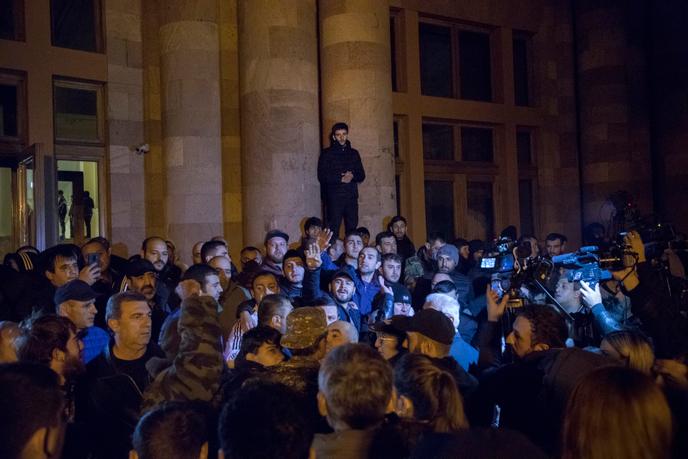 Après l’annonce d'accord de paix, quelques milliers d’Arméniens ont manifesté leur désaccord place de la République, à Erevan, le 9 novembre.