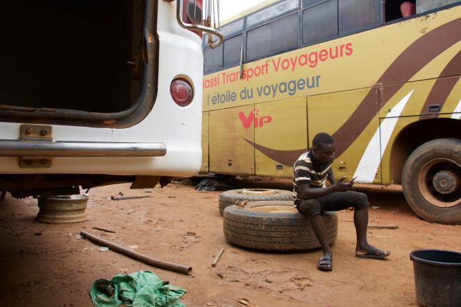 Un employé desœuvré de la compagnie de transport de voyageurs Halassi, à Niamey.